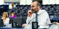 Manfred Weber hemdsärmelig während einer Sitzung im Plenarsaal des Europäischen Parlaments
