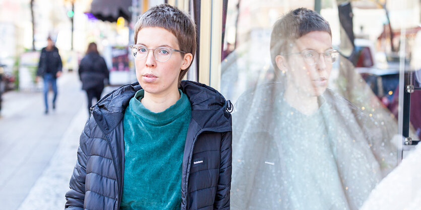 Die Autorin Bettina Wilpert lehnt an einem Schaufenster