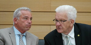 Thomas Strobl und Winfried Kretschmann sitzen rum (wahrscheinlich im Parlament)