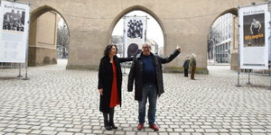 Museumsangestellte Andreas Kolb und Sabine Rinberger präsentieren ihre Freiluftausstellung