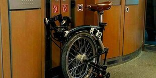 Ein Klapprad steht in der Bahn