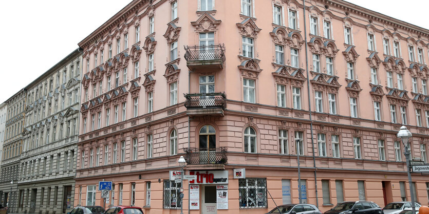 Blick auf einen Eck-Altbau