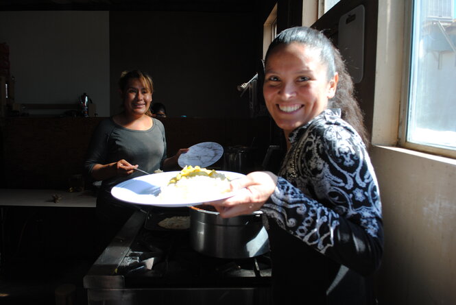 Zwei Frauen sitzen an einem Tisch und essen