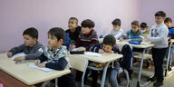 Syrische Schulkinder folgen interessiert dem Unterricht