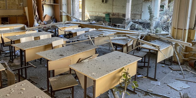 Blick in ein zerstörtes Klassenzimmer. Blick in ein zerstörtes Klassenzimmer.