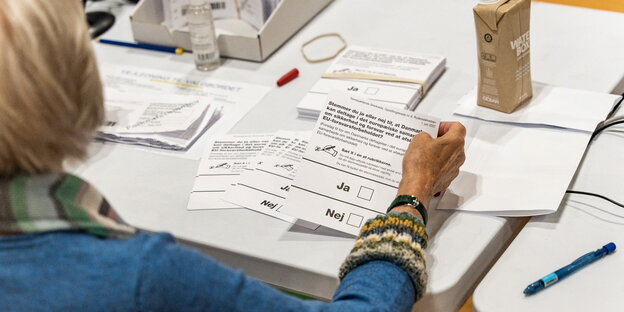 Eine Frau füllt einen Stimmzettel aus