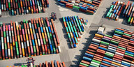 Luftbild eines Containerterminals.