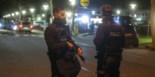 Bewaffnete Politzisten im Dunkeln.