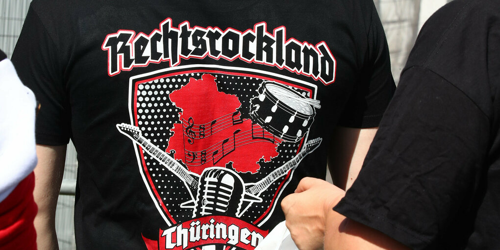 Ein Besucher eines Rechtsrock-Festivals mit einem T-Shirt mit der Aufschrift "Rechtsrockland Thüringen"