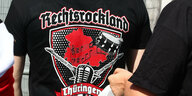 Ein Besucher eines Rechtsrock-Festivals mit einem T-Shirt mit der Aufschrift "Rechtsrockland Thüringen"