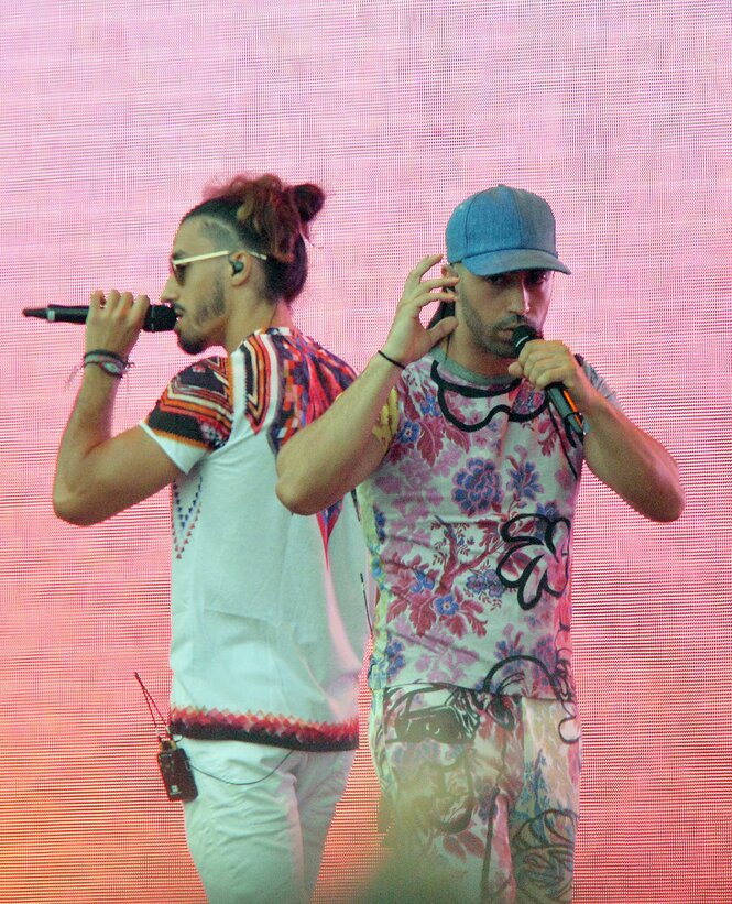 Tarik and Nabil Andrieu von der Rap-­Gruppe PNL performen vor einem rotem Hintergrund