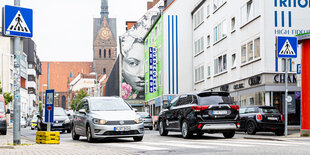 Autos fahren durch die Schmiedestraße in Hannover. Im Hintergrund ist die Marktkirche zu sehen.