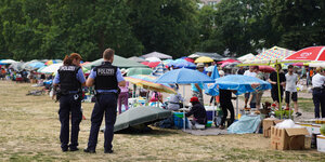Polizisten gehen über den sogenannten "Thaipark" im Preußenpark im Stadtteil Wilmersdorf .