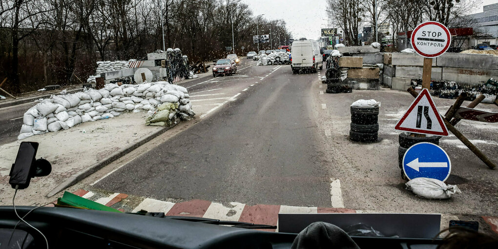 Blick aus einem Fahrzeug auf einen Kontrollposten in Lwiw, Ukraine.