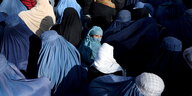 Frauen auf der Straße in Afghanistan, viele davon in Burka