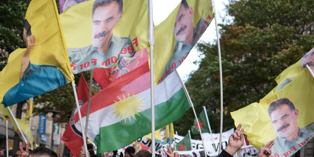 Flaggen mit Konterfei von PKK-Chef Öcalan