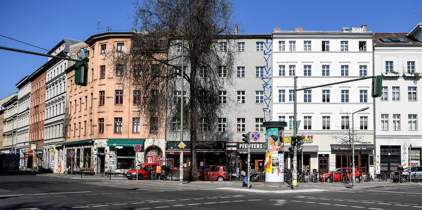 Blick über den Heinrichplatz auf das Eckcafe Bateau Ivre