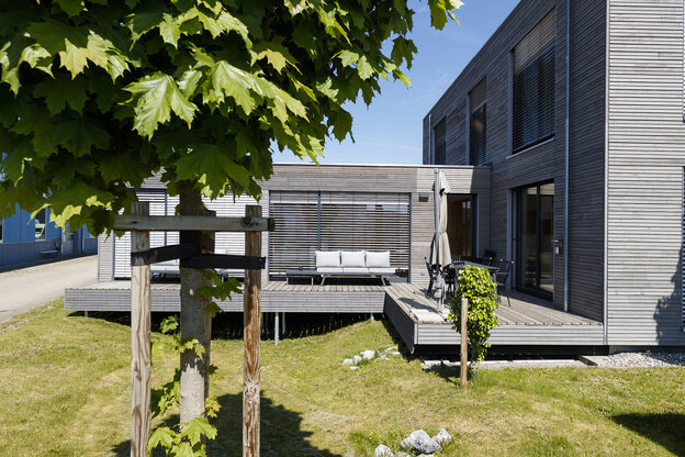 Ein Haus auf einer Wiese Ein Haus auf einer Wiese