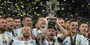 Die argentinische Nationalmannschaft im Konfettiregen