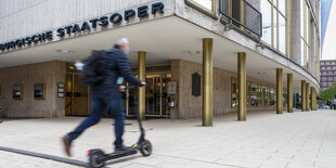 Mensch mit Tretroller vor Hamburger Oper