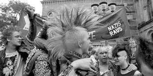 Historisches Schwarzweiß-Foto von Punks 1984 in Hannover.