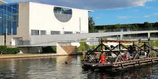 Das selbst gezimmerte Schiff fährt am Kanzleramt vorbei