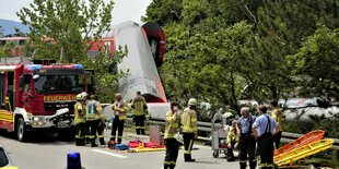 Über eine Bundesstraße hinweg fotografiert, der entgleiste Zug in der Ferne