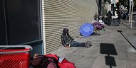 Obdachlose auf einem Bürgersteig.