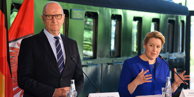 Brandenburgs Ministerpräsident Dietmar Woidke und Berlins Regierende Bürgermeisterin Franziska Giffey (beide SPD) vor einem Waggon
