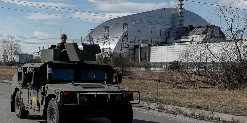 Ukrainische Soldaten vor dem Sarkophag in Tschernobyl