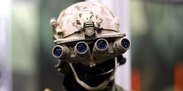 Soldat mit Kampfhelm und Nachtsichtgerät