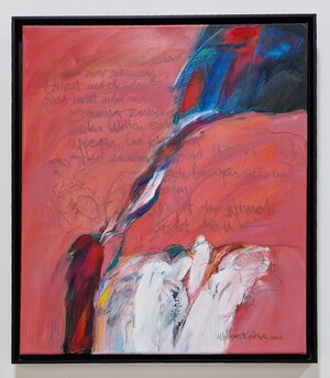 Abstraktes Gemälde auf hellrotem Grund von Mehmet Güler. Von der Unterseite des Bildes bewegen sich weiße und rote Pinselstriche in die Bildmitte, aus dere oberen rechten Ecke rote und blaue Farbschwaden. Unter dem roten Untergrund zeichnen sich Schriftz