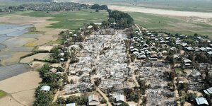 Luftaufnahme von einem Dorf, das zu großen Teilen niedergebrannt ist