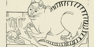In der rechten Bildhälfte ist eine Katze mit gestreiftem Schwanz zu sehen, in der Tatze hält sie eine Maus; vor ihr hängen zwei Würstchen und ein Fisch auf einer Stange, unten links im Bild ist einer weitere, kleinerer Katze zu sehen