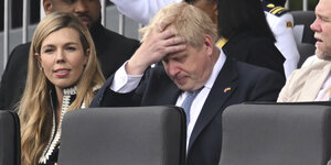 Boris Johnson, Premierminister von Großbritannien, greift sich an die Stirn