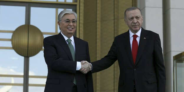 Kasachstans Präsident und Türkeis Präsident geben sich die Hand