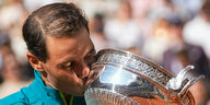 Rafael Nadal küsst den spiegelblanken Pokal