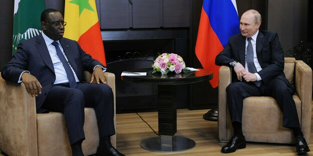 Präsident Sall und Präsident Putin sitzen nebeneinander