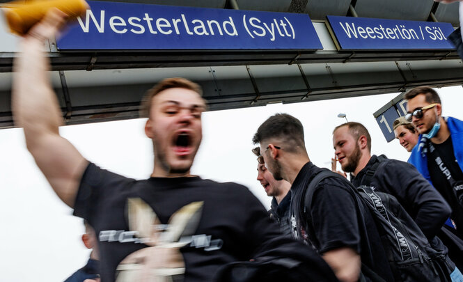 Menschen im Bahnhof Westerland