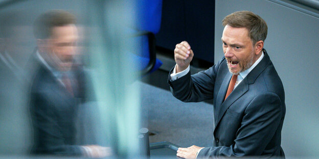 Christian Lindner redet gestikulierend im Bundestag