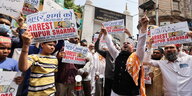Wütende Menschen halten Plakate mit der Aufschrift "Verhaftet Nupur Sharma" in die Höhe