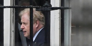 Boris Johnson am Hinterausgang der Downing Street in London