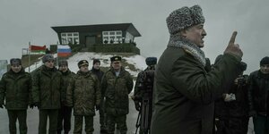Alexander Lukaschenko wendet sich bei einem Militärmanöver an die Presse