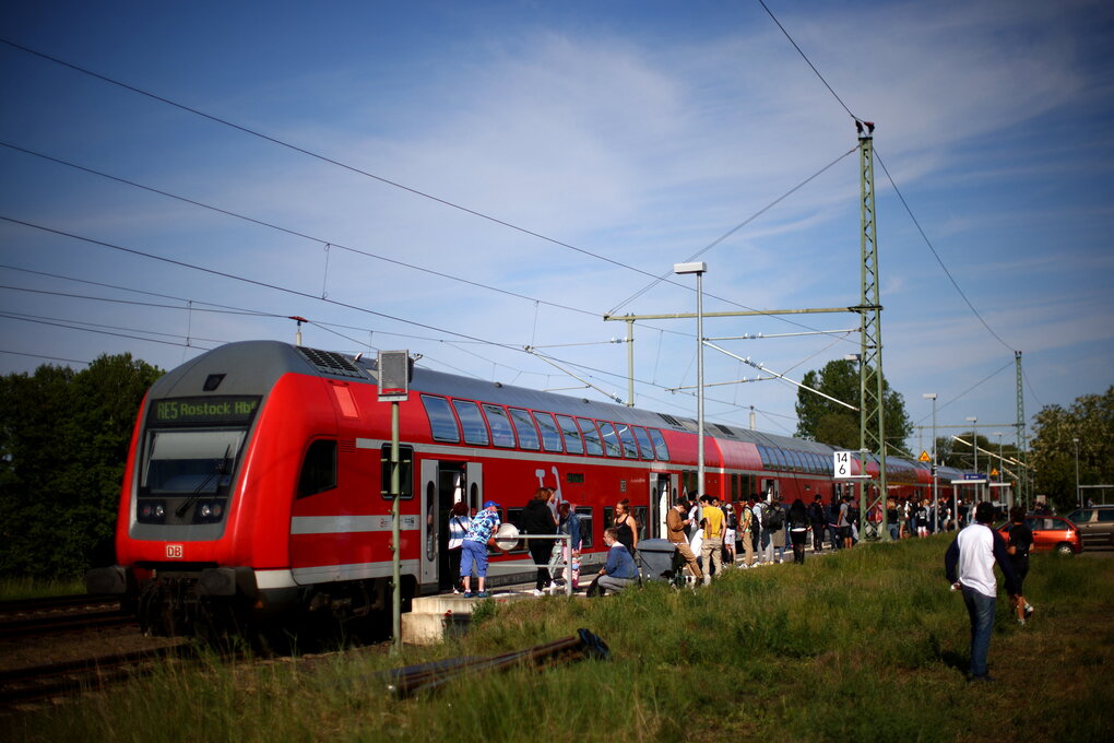 Ein Regianalexpress an einem Bahnsteig im Grünen