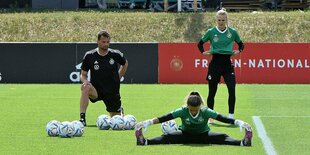 Torwarttrainer mit zwei Torhüterinnen beim Training