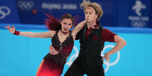 Diana Davis und Gleb Smolkin auf dem Eis in Peking