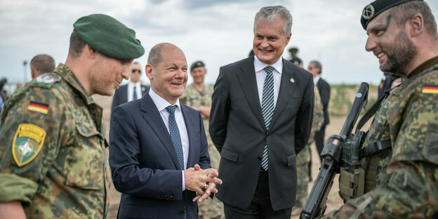 Bundeskanzler Olaf Scholz und Daniel Andrä, Bundeswehr-Kommandeur der NATO-Truppen mit Gitanas Nauseda, Präsident von Litauen.