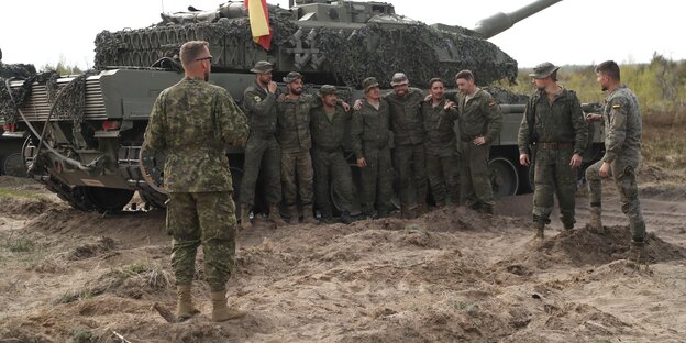Panzer, davor stehen spanische Soldaten.