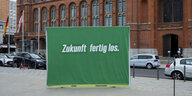 "Zukunft fertig los" steht auf einem Wahlplakat der Grünen aus dem Jahr 2021 vor dem Roten Rathaus in Berlin.
