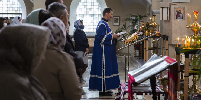 Pfarrer vor Gottesdienstgemeinde in Berliner Nathanael-Kirche